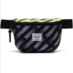 NWT Herschel Supply Co FOURTEEN LOGO men’s Fanny Shoulder Pack Bag Black white